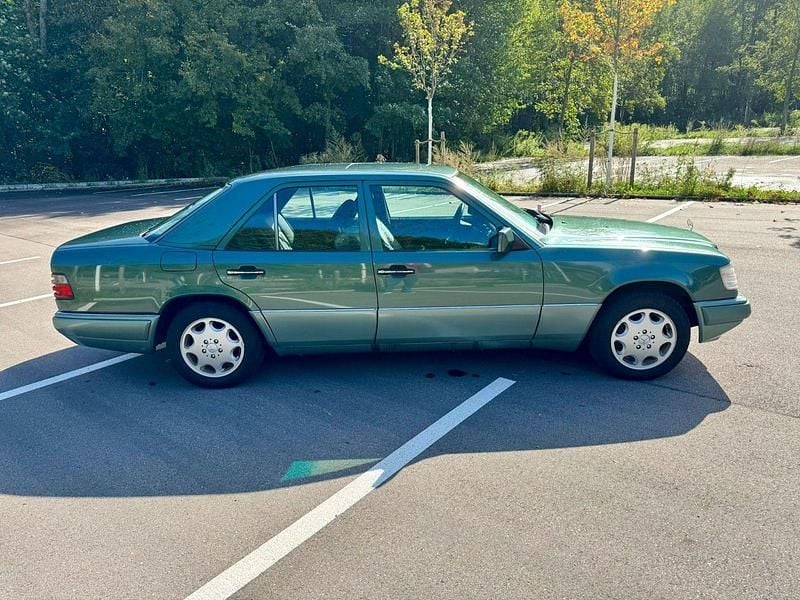 Usata Mercedes E220 150 CV (110 kW) 1994 Verde Berlina