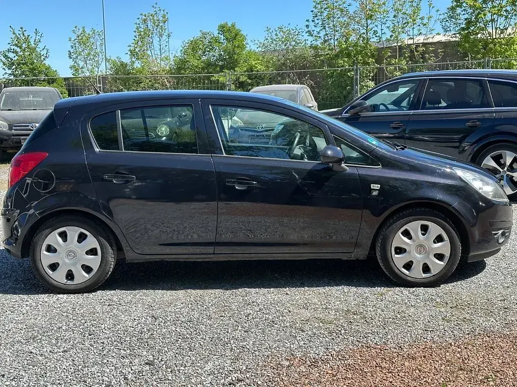Używany Opel Corsa Edition 87 KM (63 kW) 2010 Czarny Hatchback