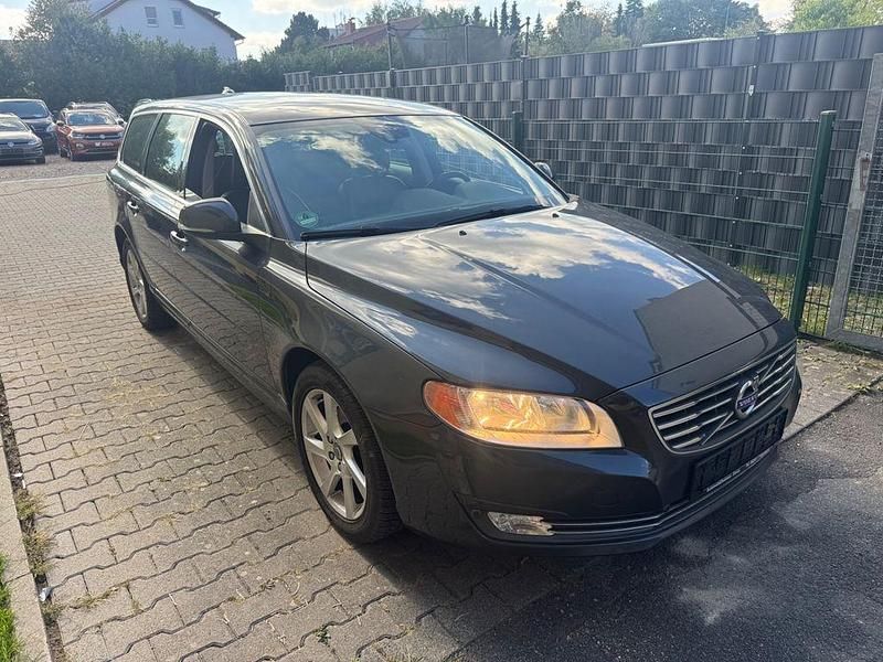 Gebraucht Volvo V70 Momentum 181 PS (133 kW) 2014 Savile grey Kombi