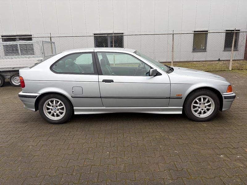 Gebraucht BMW 318 140 PS (102 kW) 1997 Grau Limousine