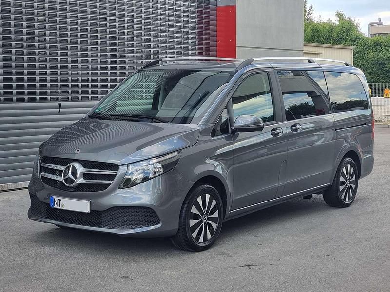 Grau Gebraucht 2023 Mercedes V250 Edition Van / Kleinbus | 52.000 € (Guter Preis) - Bild 1/4
