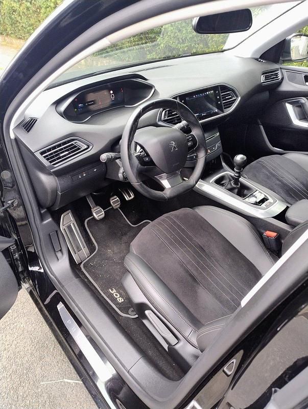 Schwarz Gebraucht 2020 Peugeot 308 Allure Limousine | 10.000 € (Superpreis) - Bild 1/4