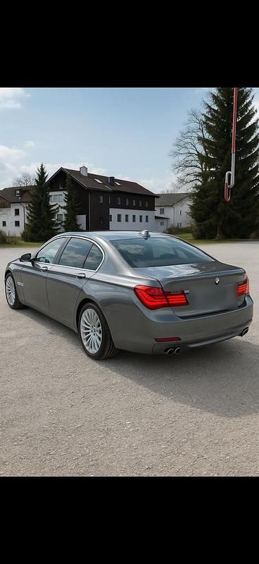 Gebraucht BMW 730L 258 PS (189 kW) 2013 Grau Limousine