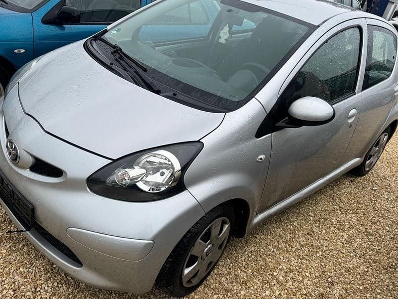 Gebraucht Toyota Aygo 60 PS (44 kW) 2006 Silber Kleinwagen