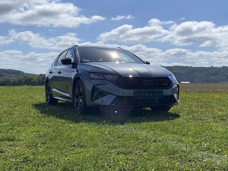 Grau Gebraucht 2025 Skoda Octavia RS Kombi | 36.950 € (Superpreis) - Bild 1/4