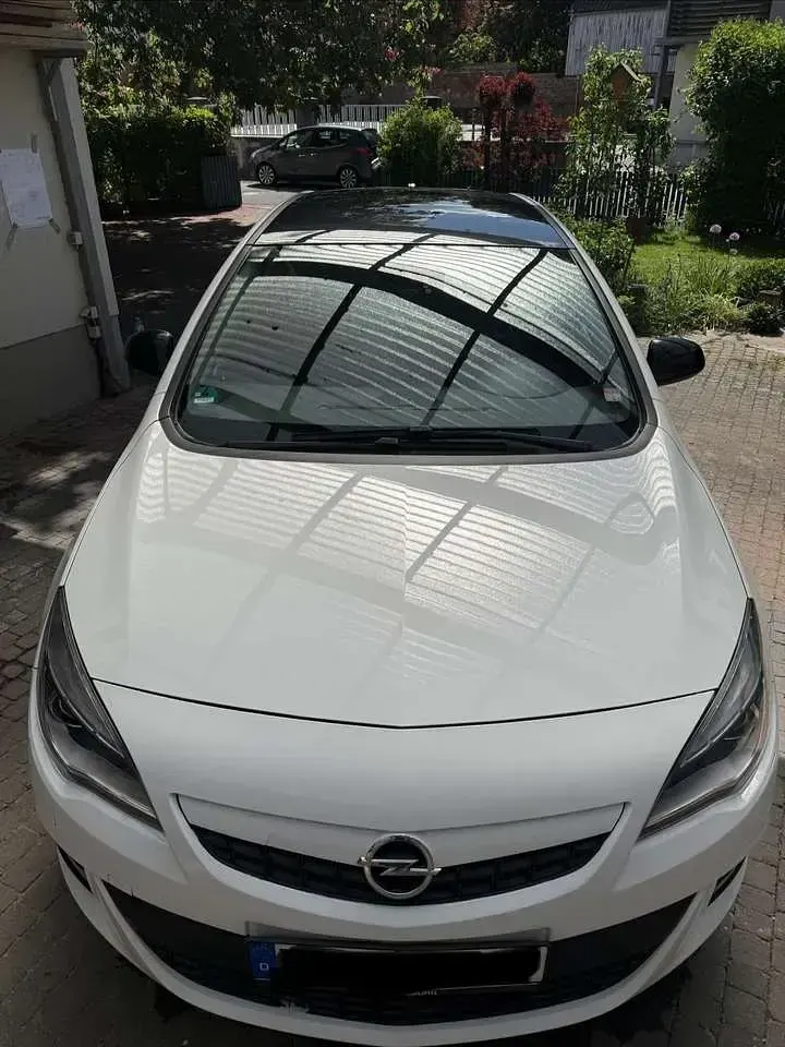 Gebraucht Opel Astra Color Edition 179 PS (131 kW) 2012 Weiß Kleinwagen