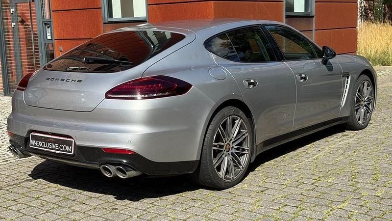 Silber Gebraucht 2015 Porsche Panamera Chrono Limousine | 28.900 € (Superpreis) - Bild 1/4