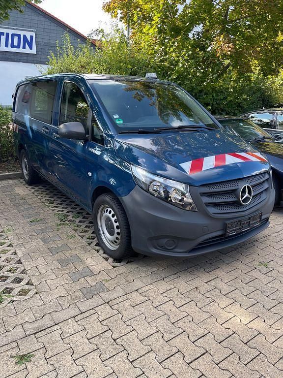 Blau Gebraucht 2018 Mercedes Vito Van / Kleinbus | 22.300 € (Fairer Preis) - Bild 1/4