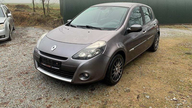 Grau Gebraucht 2009 Renault Clio II Kleinwagen | 2.950 € (Fairer Preis) - Bild 1/4