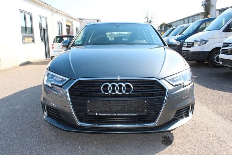 Gebraucht Audi A3 Sport 116 PS (85 kW) 2018 Grau Limousine