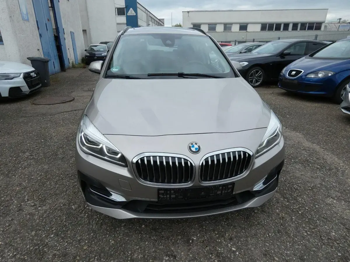 Gebraucht BMW 220 Gran Tourer Luxury Line 190 PS (139 kW) 2022 Silber Van / Kleinbus