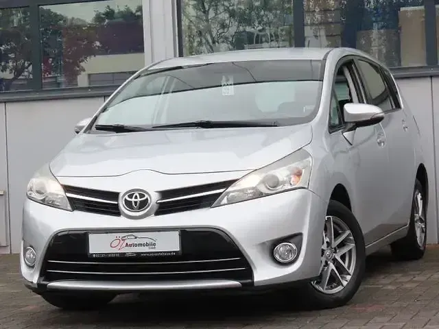 Gebraucht Toyota Verso 147 PS (108 kW) 2015 Silber Van / Kleinbus