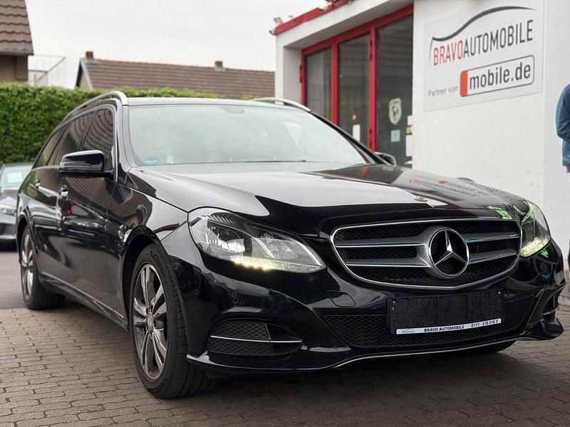 Schwarz Gebraucht 2013 Mercedes E200 Avantgarde Kombi | 12.999 € (Fairer Preis) - Bild 1/4