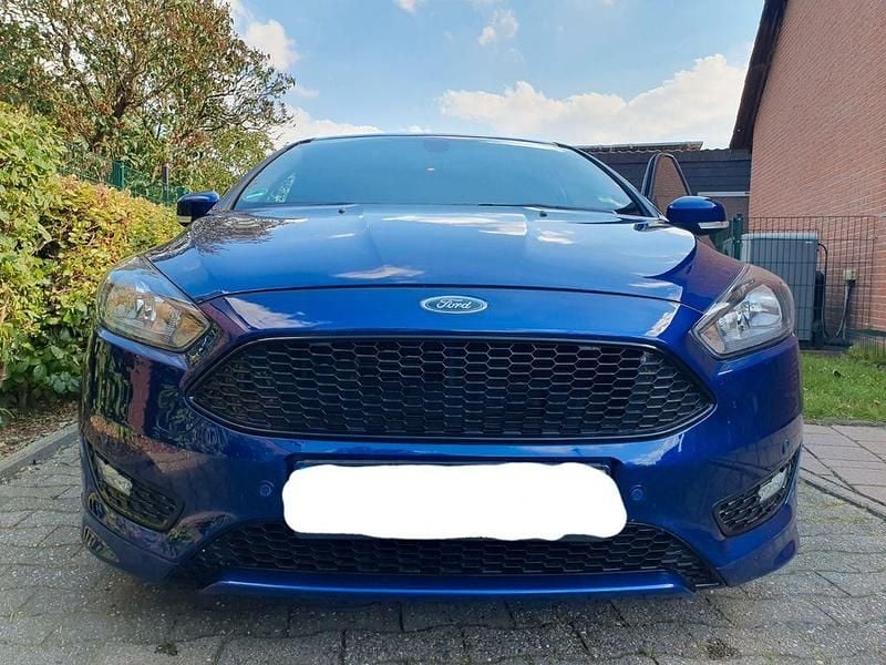 Blau Gebraucht 2018 Ford Focus ST-Line Limousine | 8.699 € (Superpreis) - Bild 1/4
