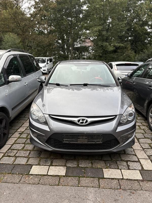 Grau Gebraucht 2012 Hyundai i30 Kombi | 3.999 € (Fairer Preis) - Bild 1/4