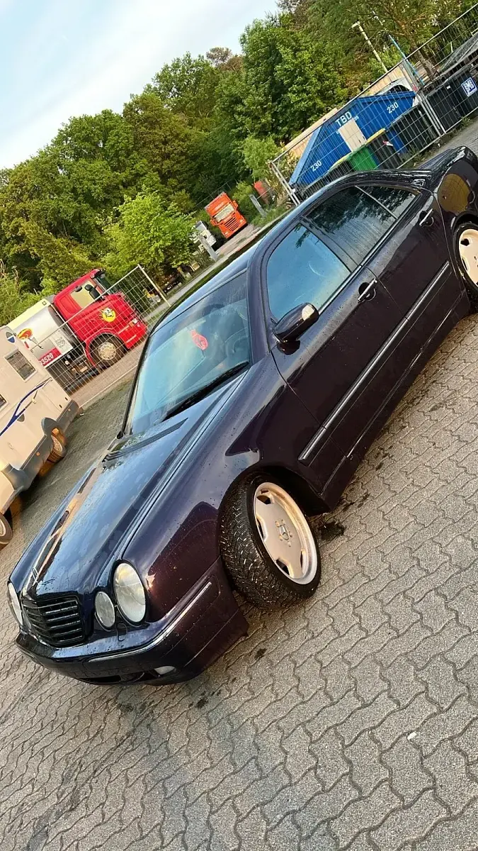 Gebraucht Mercedes E220 143 PS (105 kW) 2001 Violet Limousine