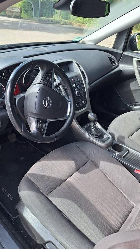 Schwarz Gebraucht 2012 Opel Astra Limousine | 2.100 € (Superpreis) - Bild 1/4