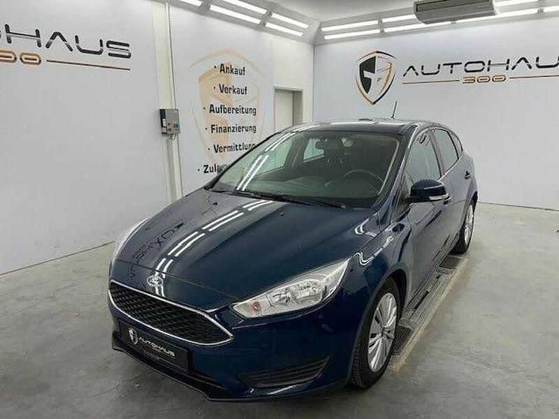 Blau Gebraucht 2018 Ford Focus Trend Limousine | 6.990 € - Bild 1/4