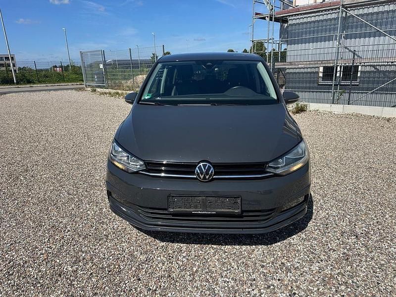 Grau Gebraucht 2024 VW Touran Comfortline Van / Kleinbus | 22.999 € (Guter Preis) - Bild 1/4