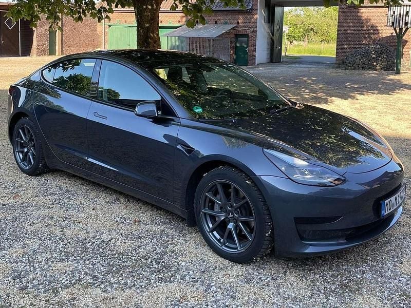 Grau Gebraucht 2021 Tesla Model 3 Standard Range Plus Limousine | 24.900 € (Fairer Preis) - Bild 1/4