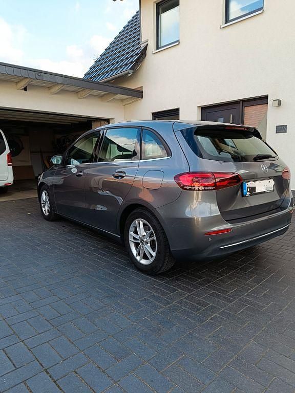 Gebraucht Mercedes B180 136 PS (100 kW) 2019 Grau Van / Kleinbus