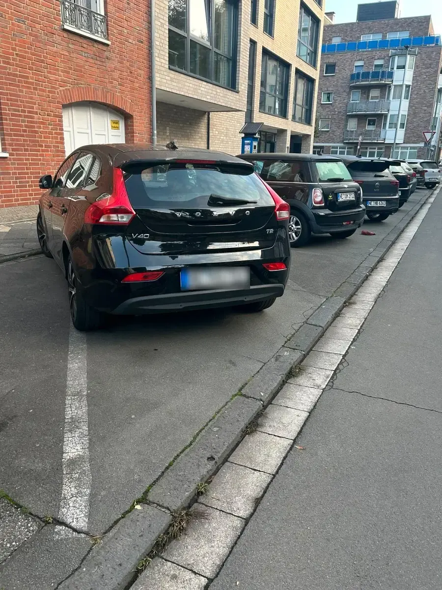 Gebraucht Volvo V40 102 PS (75 kW) 2018 Schwarz Limousine