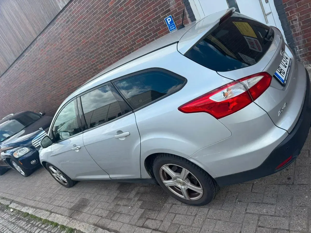 Gebraucht Ford Focus 95 PS (69 kW) 2012 Grau Kombi