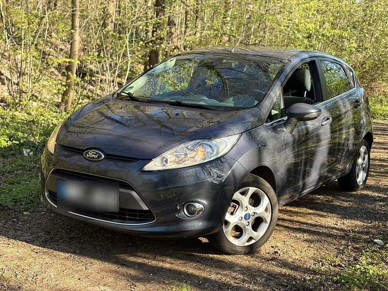 Gebraucht Ford Fiesta 97 PS (71 kW) 2010 Grau Kleinwagen