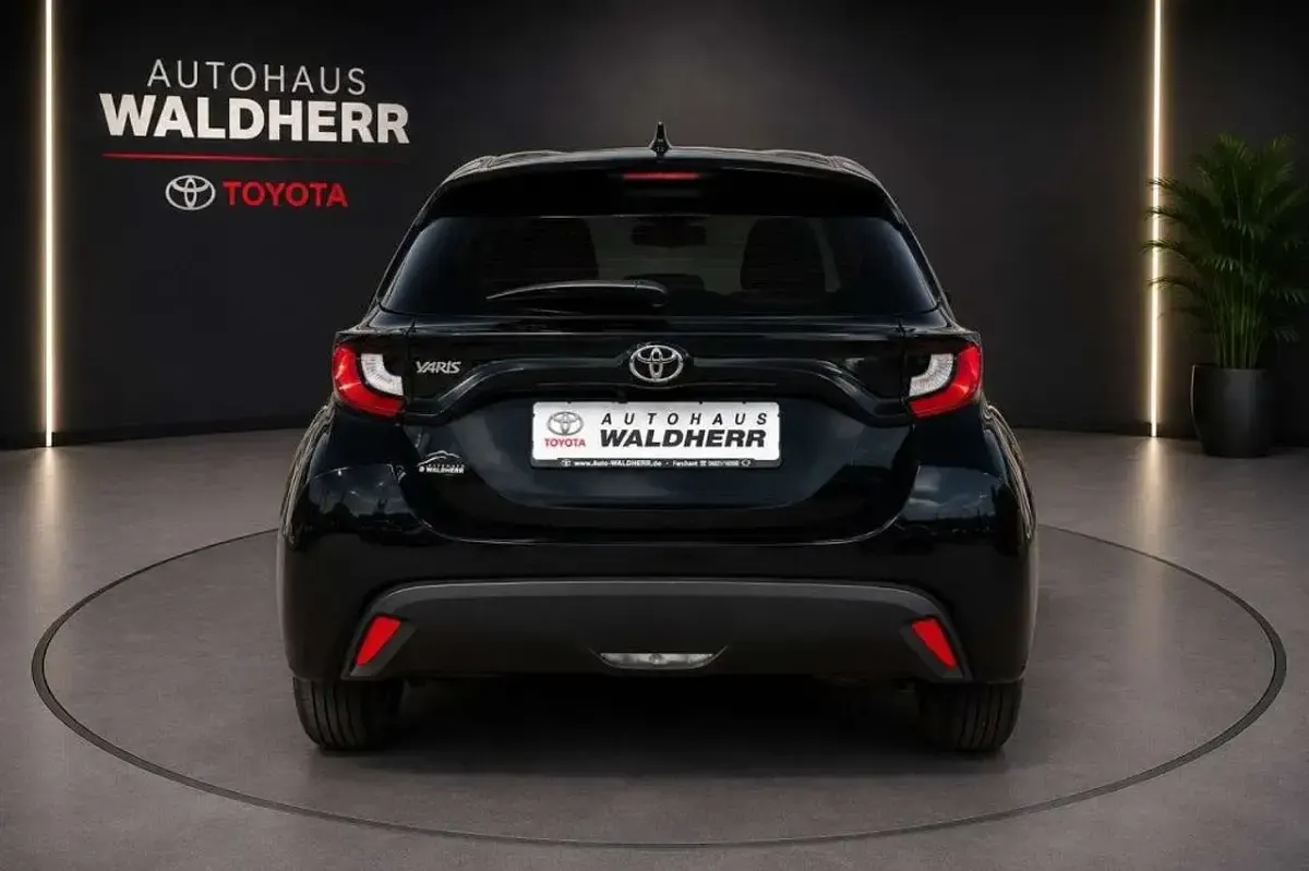 Gebraucht Toyota Yaris Comfort 72 PS (52 kW) 2022 Mysticschwarz mica Kleinwagen
