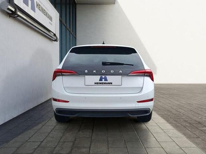 Gebraucht Skoda Scala 110 PS (80 kW) 2024 Moonweiss metallic Kleinwagen