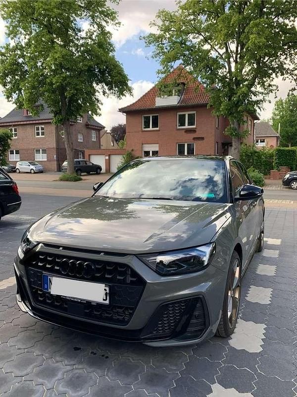 Grau Gebraucht 2019 Audi A1 Sportback S-Line Kleinwagen | 24.299 € (Fairer Preis) - Bild 1/4