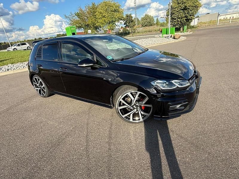 Schwarz Gebraucht 2019 VW Golf VII R-line Limousine | 20.900 € (Fairer Preis) - Bild 1/4