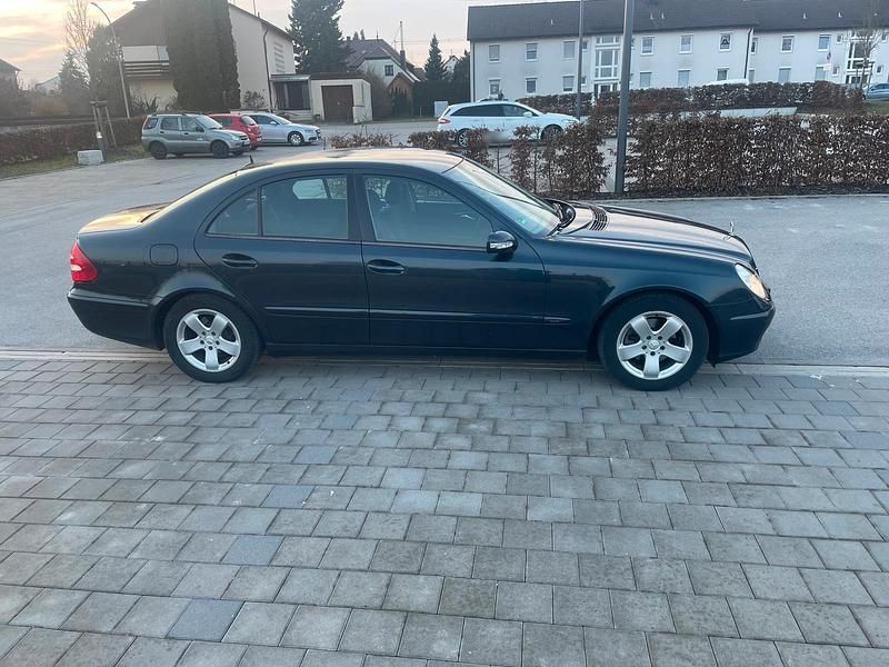 Gebraucht Mercedes E220 150 PS (110 kW) 2005 Blau Limousine