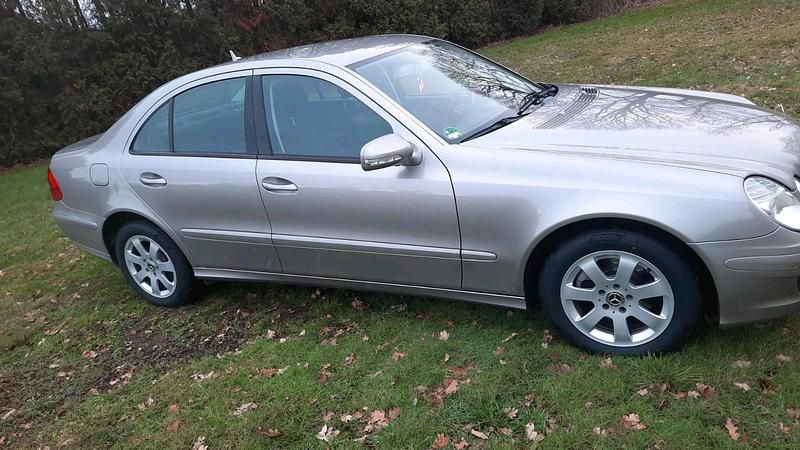 Gebraucht Mercedes E220 170 PS (125 kW) 2007 Silber Limousine