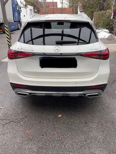 Gebraucht Mercedes GLC300e 197 PS (144 kW) 2023 Weiß SUV