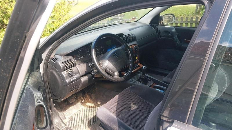 Grau Gebraucht 1999 Opel Omega Limousine | 800 € (Superpreis) - Bild 1/4