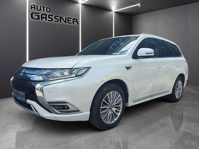 Weiß Gebraucht 2020 Mitsubishi Outlander P-HEV Plus SUV | 22.490 € (Teuer) - Bild 1/4