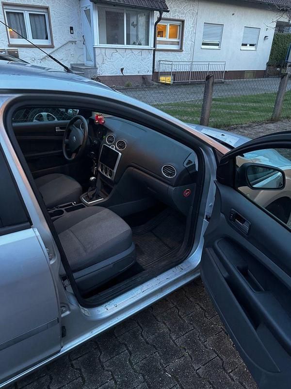 Gebraucht Ford Focus Ambiente 101 PS (74 kW) 2005 Silber Limousine