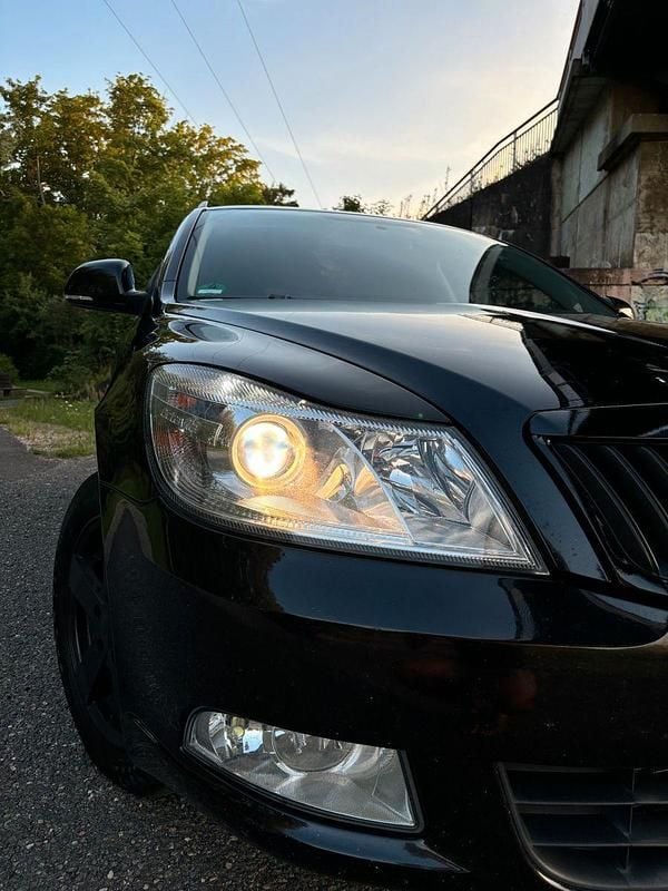 Schwarz Gebraucht 2011 Skoda Octavia Kombi | 5.700 € (Teuer) - Bild 1/4