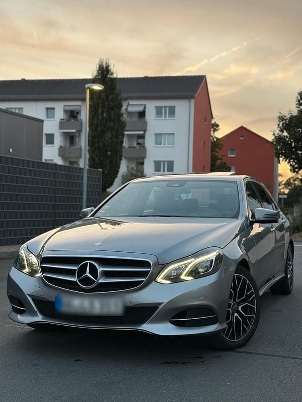 Grau Gebraucht 2014 Mercedes E220 Limousine | 12.000 € (Guter Preis) - Bild 1/4