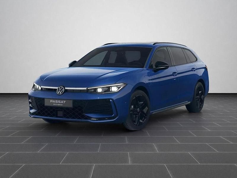 Reef blue metallic (metallic) Gebraucht 2025 VW Passat R-line Limousine | 44.980 € (Superpreis) - Bild 1/4