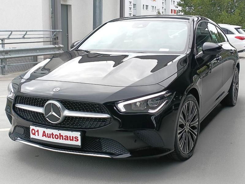 Schwarz Gebraucht 2022 Mercedes CLA200 Progressive Limousine | 21.900 € (Superpreis) - Bild 1/4