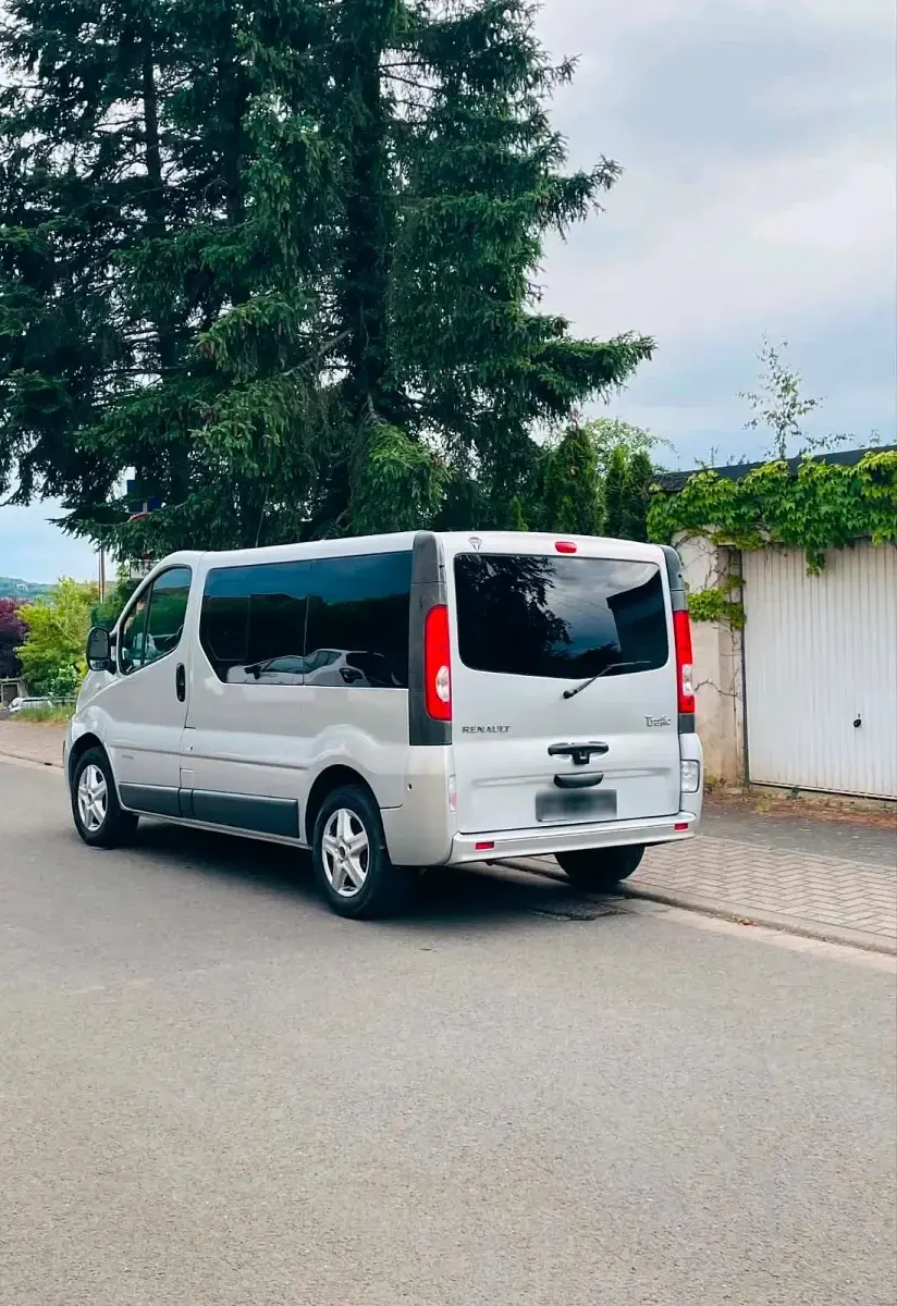 Gebraucht Renault Trafic 115 PS (84 kW) 2014 Silber Van / Kleinbus