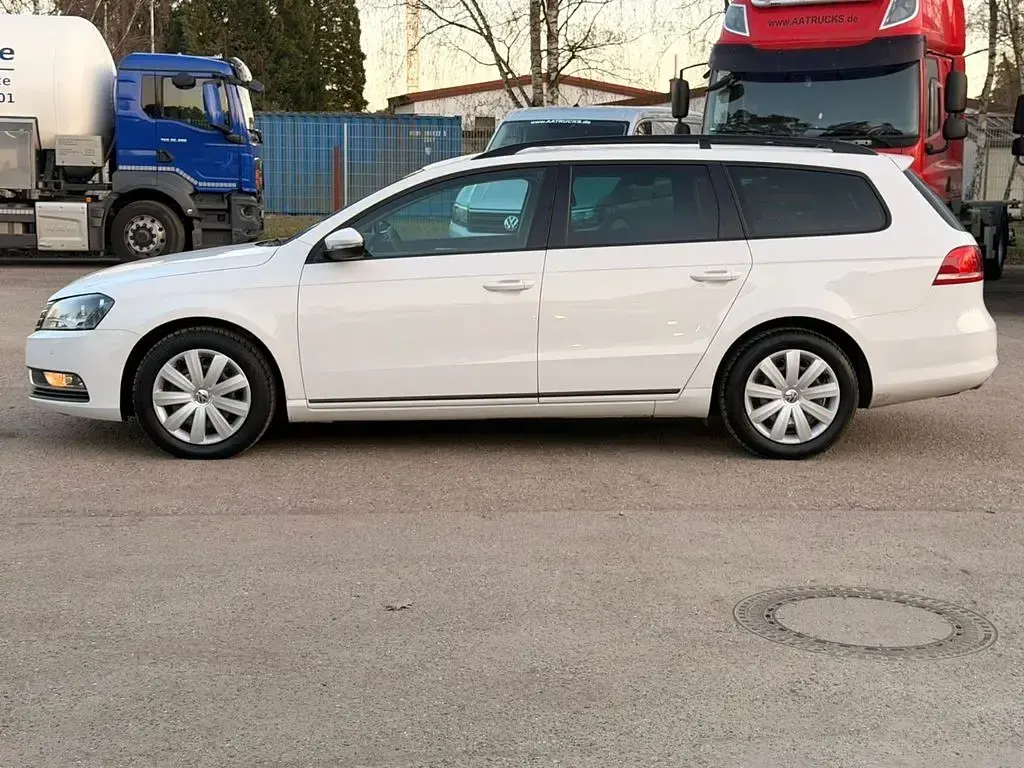 Gebraucht VW Passat 105 PS (77 kW) 2011 Weiß Limousine