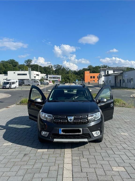 Schwarz Gebraucht 2017 Dacia Sandero Stepway Kleinwagen | 5.399 € (Guter Preis) - Bild 1/4
