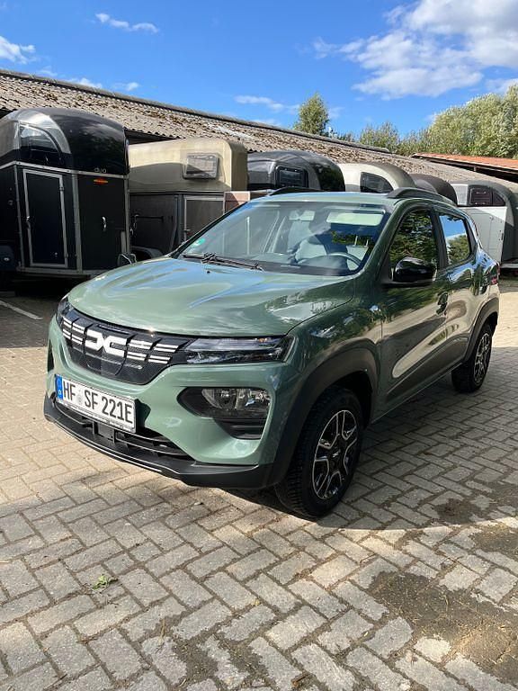 Grün Gebraucht 2022 Dacia Spring Essentiel Kleinwagen | 12.290 € (Teuer) - Bild 1/4