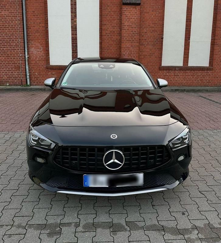 Schwarz Gebraucht 2020 Mercedes CLA180 Shooting Brake Kombi | 23.500 € (Etwas zu teuer) - Bild 1/4