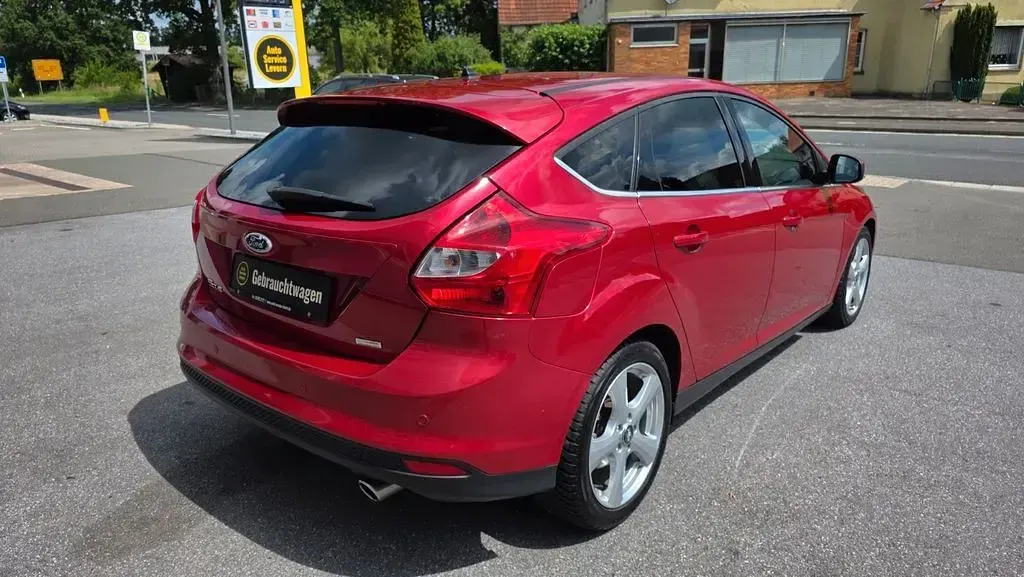 Gebraucht Ford Focus Titanium 150 PS (110 kW) 2013 Rot Limousine