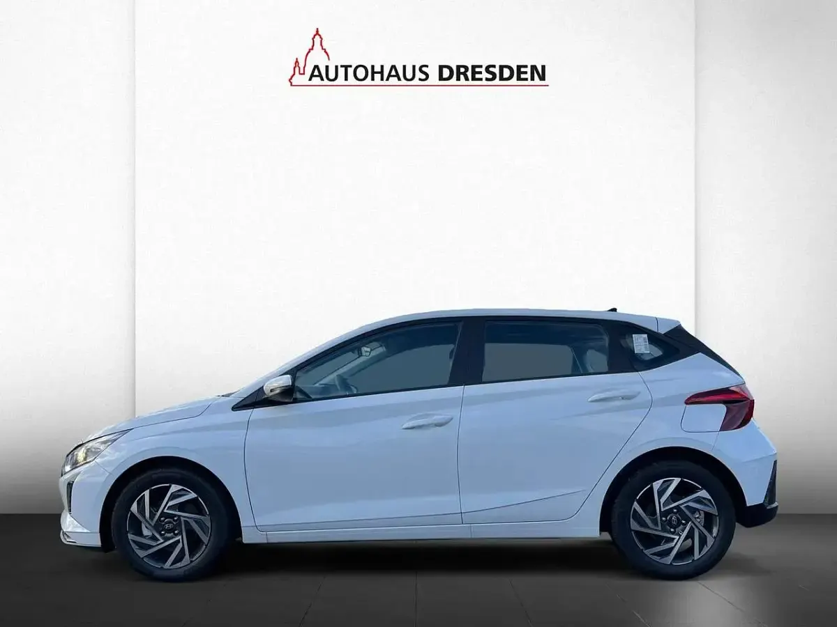 Gebraucht Hyundai i20 Trend 101 PS (74 kW) 2025 Atlas white / sol Limousine