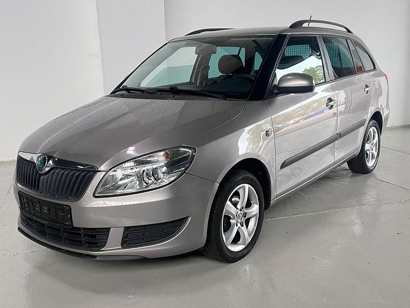 Beige Gebraucht 2011 Skoda Fabia Family Kleinwagen | 2.999 € (Guter Preis) - Bild 1/4